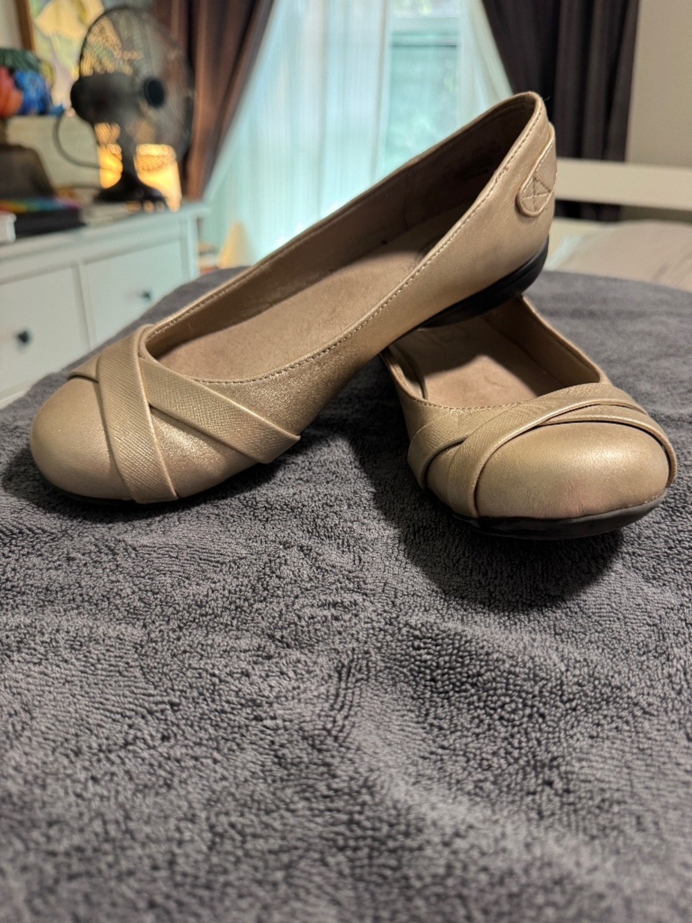 Life Stride light gold flat in GUC size 8.5